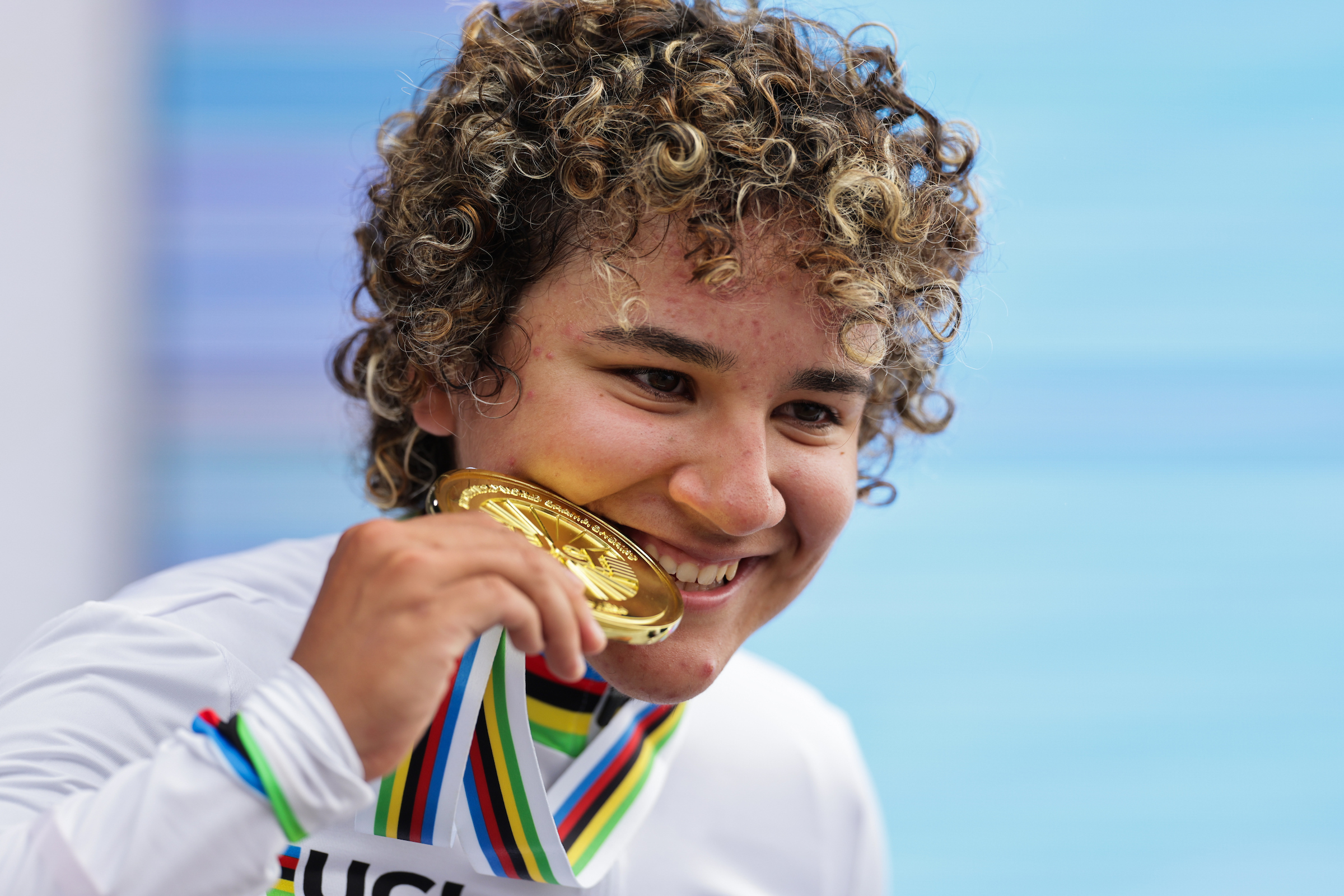 Foto de Alex Whitehead/SWpix.com - 27/09/2025 - Ciclismo - Campeonato Mundial de Carretera UCI 2025 - Centro de Convenciones de Kigali, Kigali, Ruanda - Podio de Carrera de Carreteras Junior Femenino - Paula Ostiz Taco (España) recibiendo la Medalla de Oro para convertirse en Campeona del Mundo