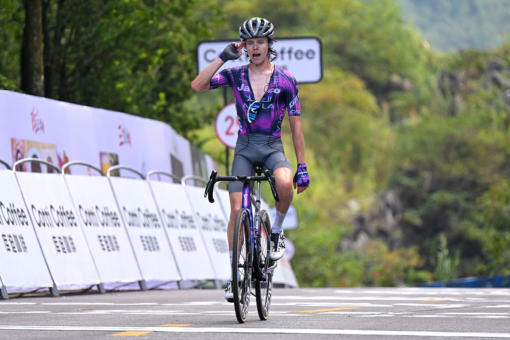 NONGLA, CHINA - 18 DE OCTUBRE: Paul Double de Gran Bretaña y el equipo Jayco AlUla celebran en la línea de meta como ganadores de etapa durante el 6to Gree-Tour de Guangxi 2025, Etapa 5, una etapa de 165,8 km desde Yizhou a Nongla 617 m / #UCIWT / el 18 de octubre de 2025 en Yizhou, China. (Foto de Tim de Waele/Getty Images)