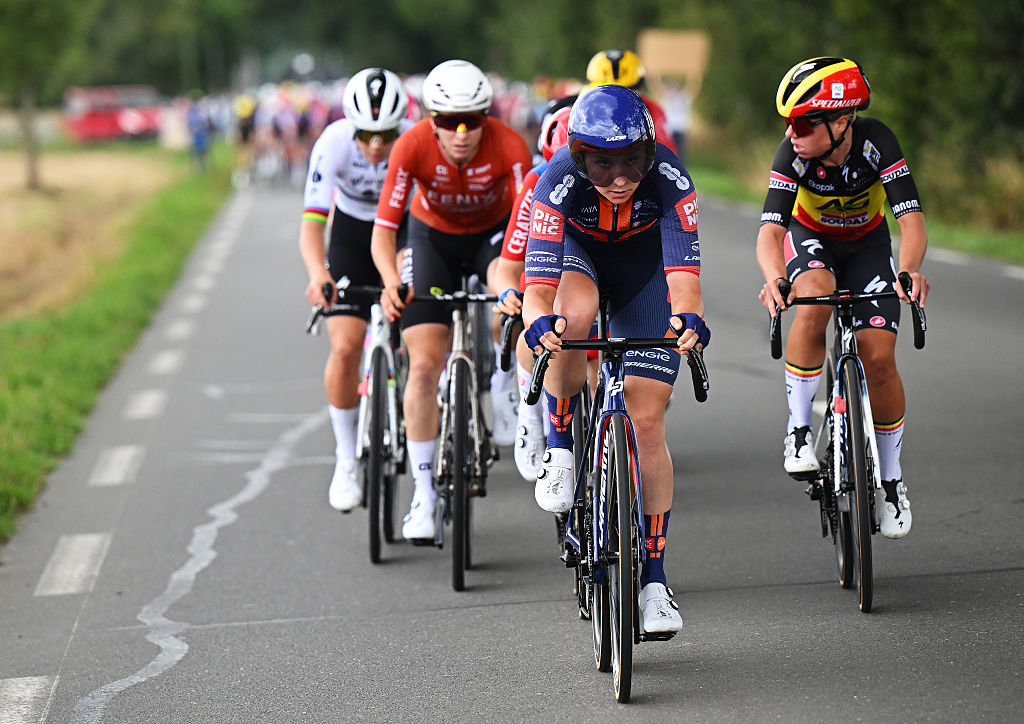 ANGERS, FRANCIA - 28 DE JULIO: Megan Jastrab de Estados Unidos y el equipo Picnic PostNL compite durante el 4to Tour de Francia Femmes 2025, Etapa 3, una etapa de 163,5 km desde La Gacilly hasta Angers / #UCIWWT / el 28 de julio de 2025 en Angers, Francia. (Foto de Szymon Gruchalski/Getty Images)