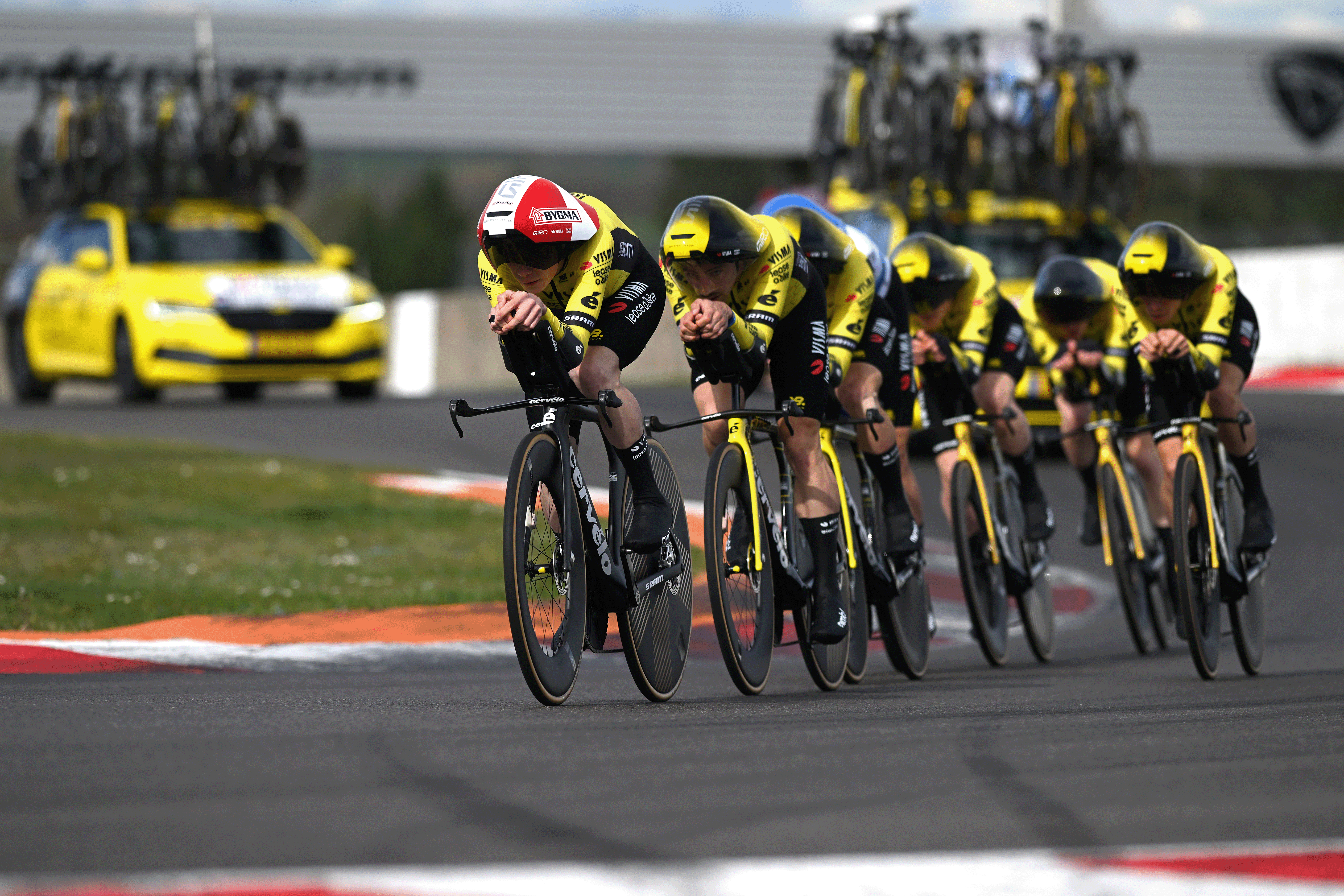 COULANGES-LES-NEVERS, FRANCIA - 11 DE MARZO: Matteo Jorgenson de Estados Unidos, Edoardo Affini de Italia, Victor Campenaerts de Bélgica, Per Strand Hagenes de Noruega, Bart Lemmen de Países Bajos, Jonas Vingegaard de Dinamarca, Axel Zingle de Francia y Team Visma | Lease A Bike compite durante la 83.ª etapa París - Niza 2025, etapa 3, una contrarreloj por equipos de 28,4 km desde el circuito Nevers Magny-Cours hasta Nevers / #UCIWT / el 11 de marzo de 2025 en Coulanges-les-Nevers, Francia. (Foto de Dario Belingheri/Getty Images)
