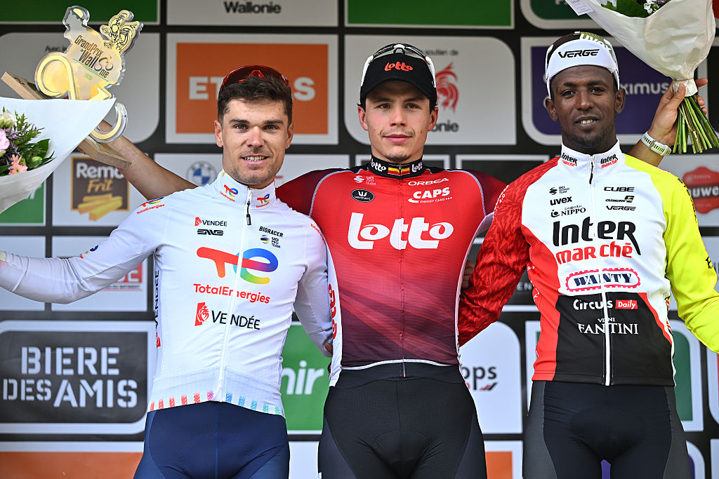 NAMUR, BÉLGICA - 17 DE SEPTIEMBRE: (LR) Emilien Jeanniere de Francia y Team TotalEnergies en segundo lugar, el ganador de la carrera Arnaud De Lie de Bélgica y Team Lotto y Biniam Girmay de Eritrea y Team Intermarche - Wanty en tercer lugar posan en la ceremonia del podio después del 65º Gran Premio de Wallonie 2025, una carrera de un día de 187,1 km desde Dison a Namur el 17 de septiembre de 2025 en Namur, Bélgica. (Foto de Luc Claessen/Getty Images)