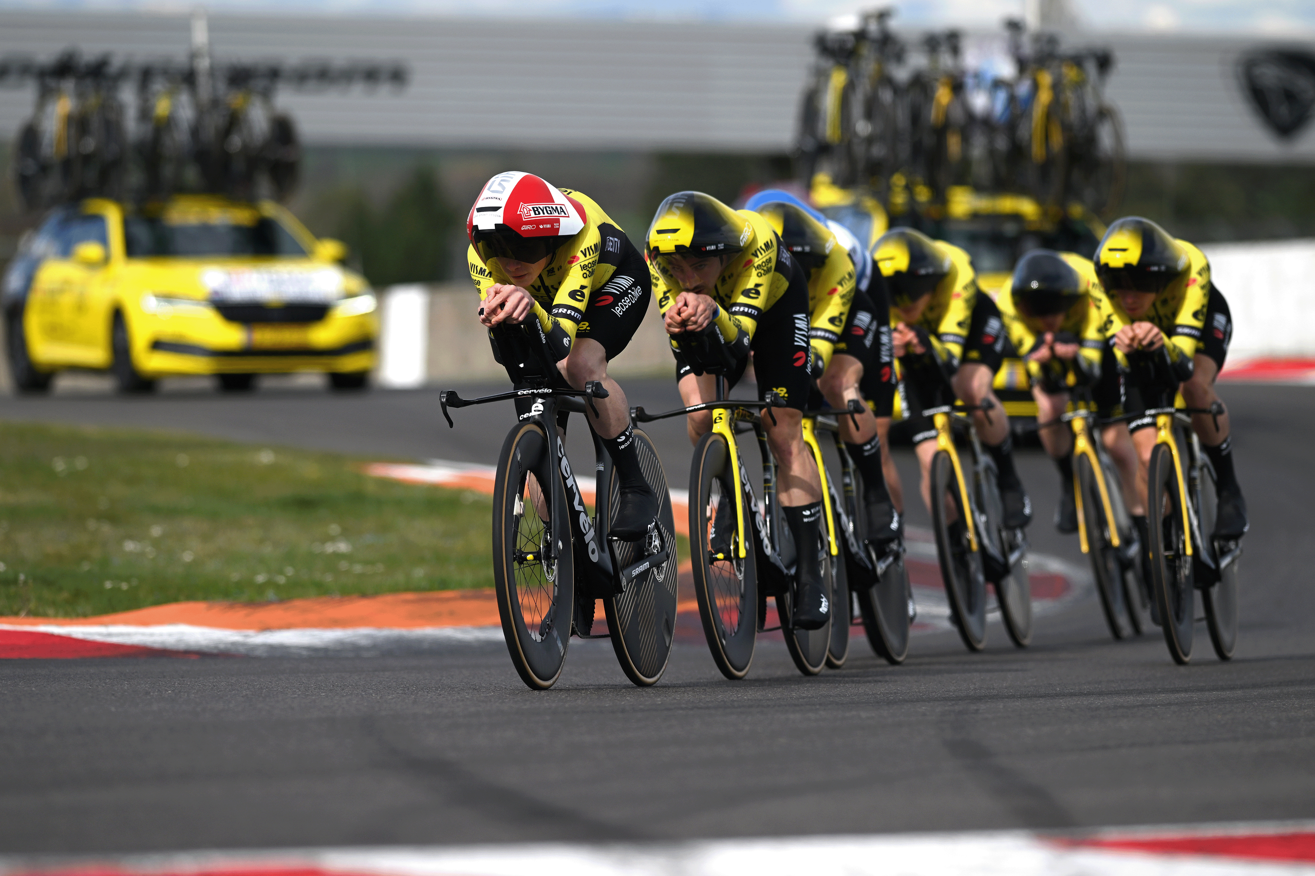 El nuevo formato de contrarreloj por equipos que decidirá el primer maillot amarillo en el Tour de Francia 2026 genera críticas del director ejecutivo de Visma-Lease a Bike