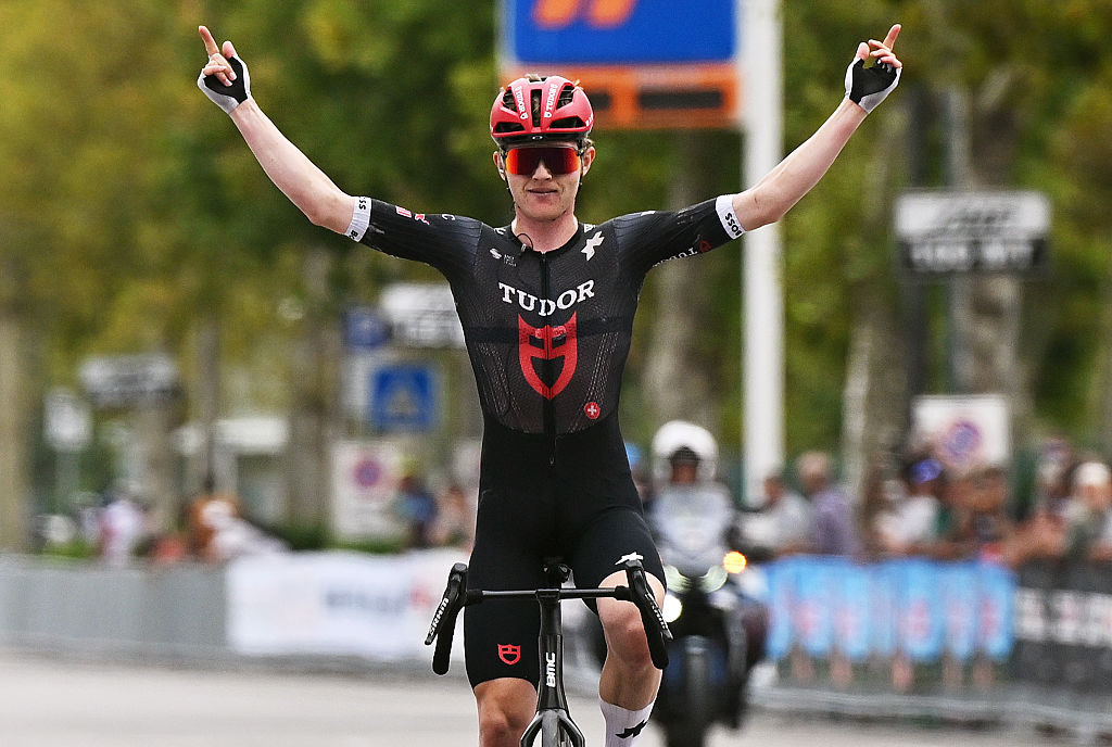 13 DE SEPTIEMBRE: Michael Storer de Australia y el equipo Tudor Pro Cycling celebran en la línea de meta como ganador de la carrera durante el 22º Memorial Marco Pantani 2025, una carrera de un día de 195,7 km de Cesenatico a Cesenatico el 13 de septiembre de 2025 en Cesenatico, Italia. (Foto de Luc Claessen/Getty Images)