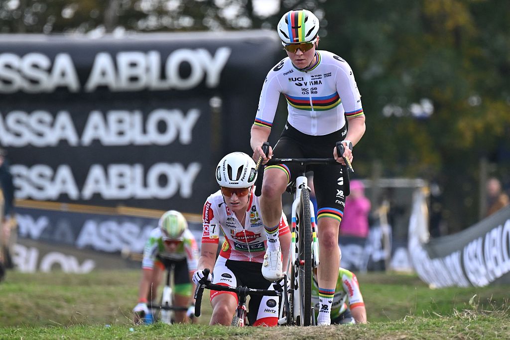 La holandesa Fem Van Empel fotografiada en acción durante la carrera femenina de élite del ciclocross Ruddervoorde, el domingo 19 de octubre de 2025 en Ruddervoorde, etapa 1 (de 7) de la competición ciclista de ciclocross Superprestige. BELGA FOTO LUC CLAESSEN (Foto de LUC CLAESSEN / BELGA MAG / Belga vía AFP)