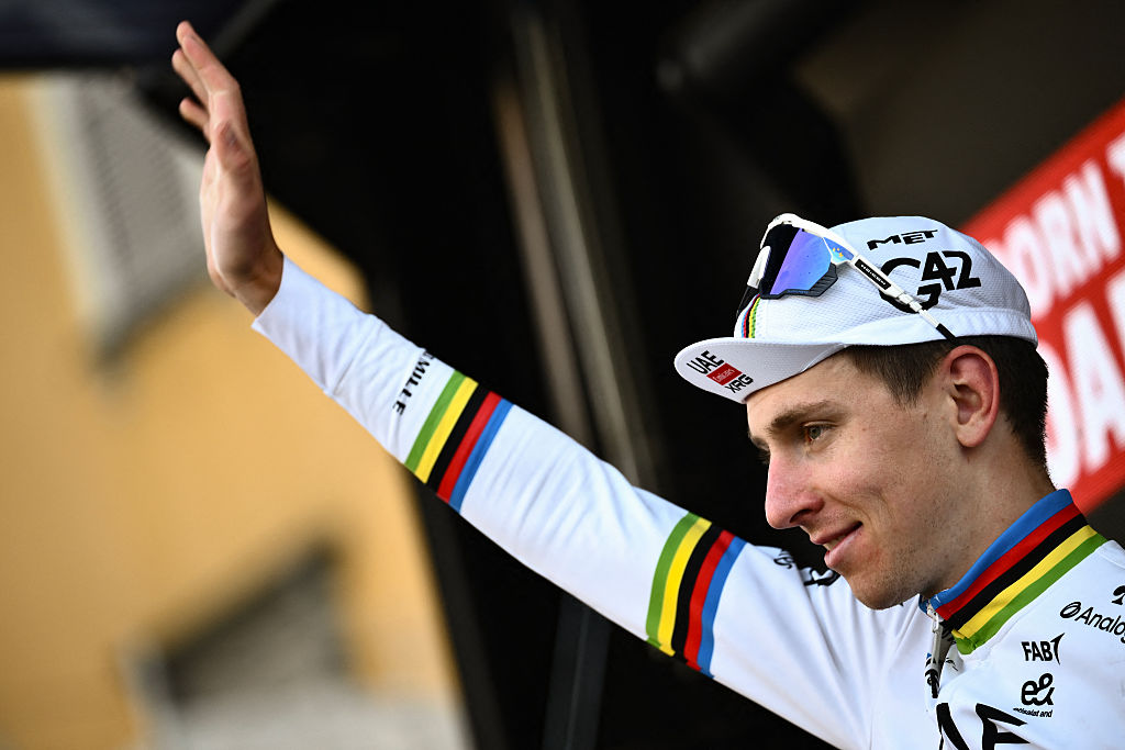 El ciclista esloveno del UAE Team Emirates, Tadej Pogacar, celebra su victoria en el podio tras la 119.ª edición del Giro di Lombardia (Tour de Lombardía), una carrera ciclista de 238 km desde Como a Bérgamo el 11 de octubre de 2025. (Foto de Marco BERTORELLO / AFP)