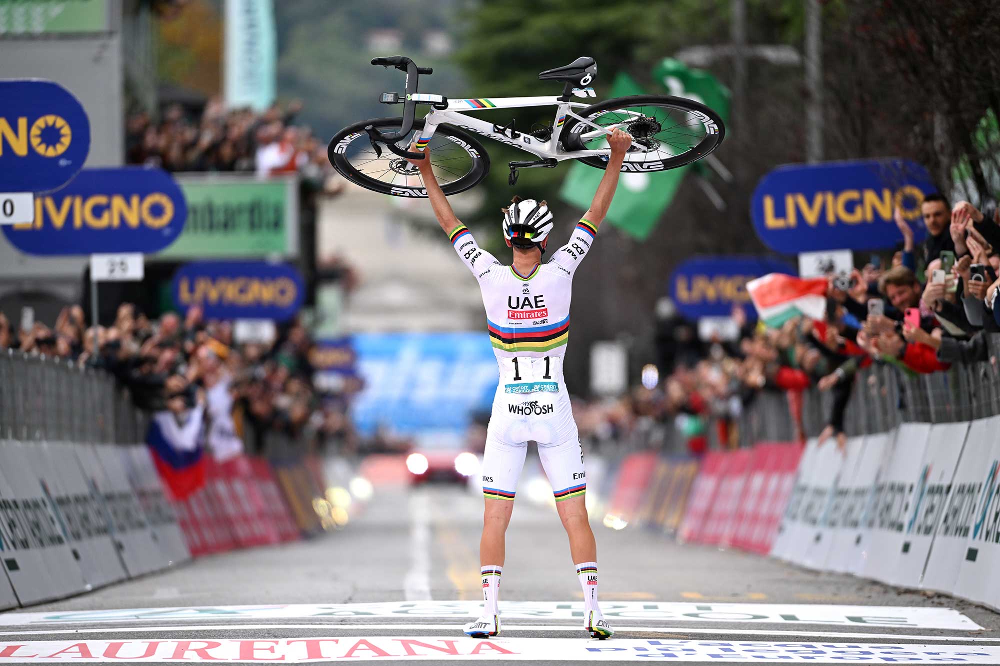 Tadej Pogačar celebra en la línea con la edición del Campeonato Mundial del MET Trenta 3K Carbon en Il Lombardia 2024.