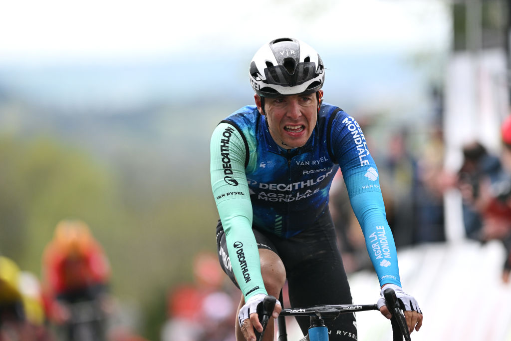 HUY BÉLGICA 17 DE ABRIL Benoit Cosnefroy de Francia y el equipo Decathlon AG2R La Mondiale cruzan la línea de meta durante la 88ª La Fleche Wallonne 2024 Mens Elite, una carrera de un día de 1986 km desde Charleroi a Huy UCIWT el 17 de abril de 2024 en Huy Bélgica Foto de Dario BelingheriGetty Images