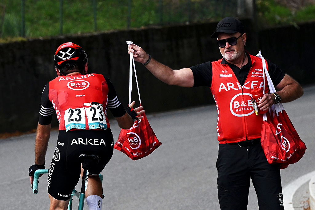 BÉRGAMO, ITALIA - 11 DE OCTUBRE: El Soigneur espera a Thibault Guernalec de Francia y al equipo Arkea - B&B Hotels en el área de alimentación durante la 119.ª Il Lombardia 2025, una carrera de un día de 241 km desde Como a Bérgamo el 11 de octubre de 2025 en Bérgamo, Italia. (Foto de Dario Belingheri/Getty Images)