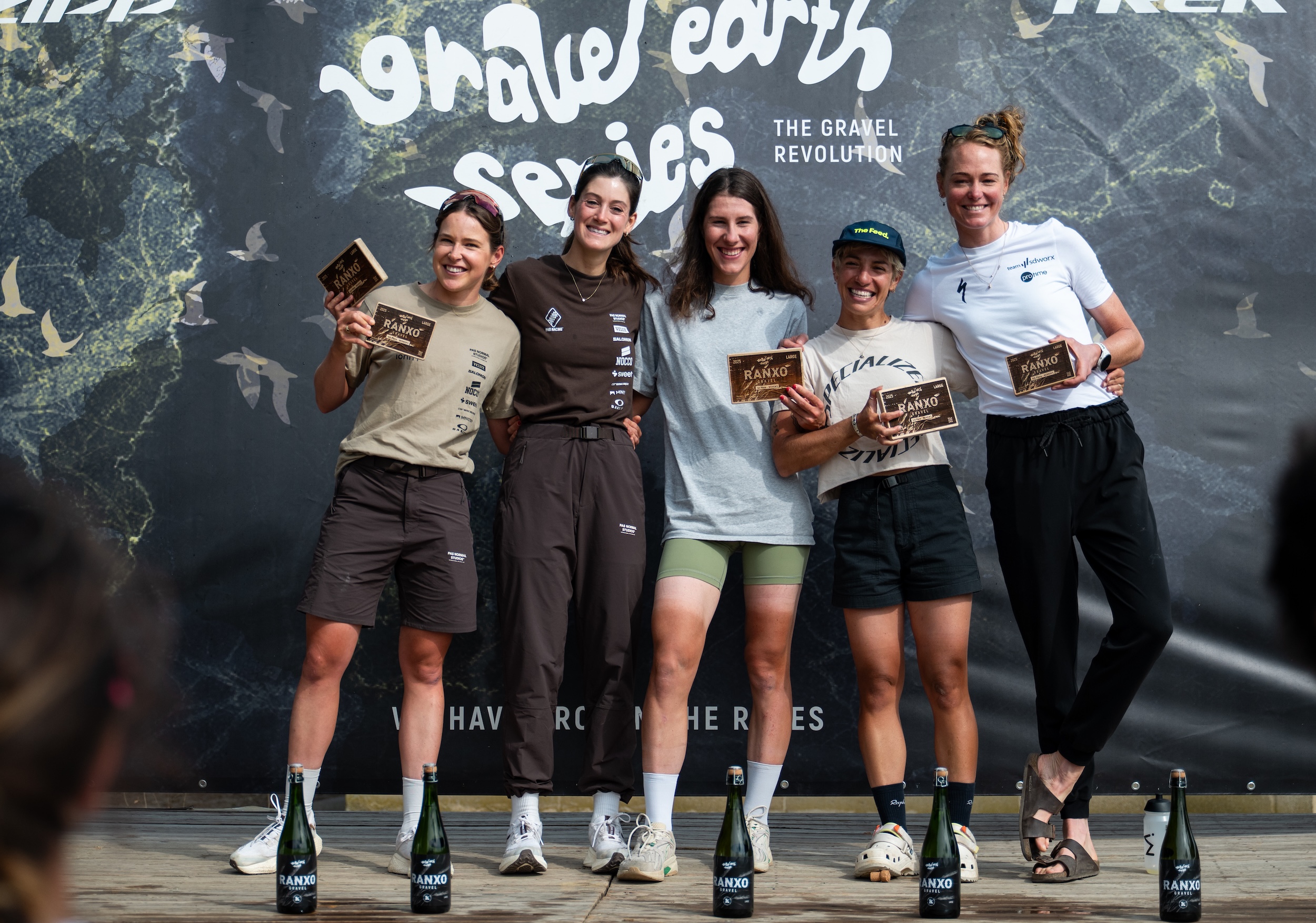 Top 5 final para mujeres de élite en 2025 Gravel Earth Series (de izquierda a derecha): Karolina Migoń segunda, Morgan Aguirre tercera, ganadora general Rosa Klöser, Sarah Sturm quinta, Geerike Schreurs cuarta