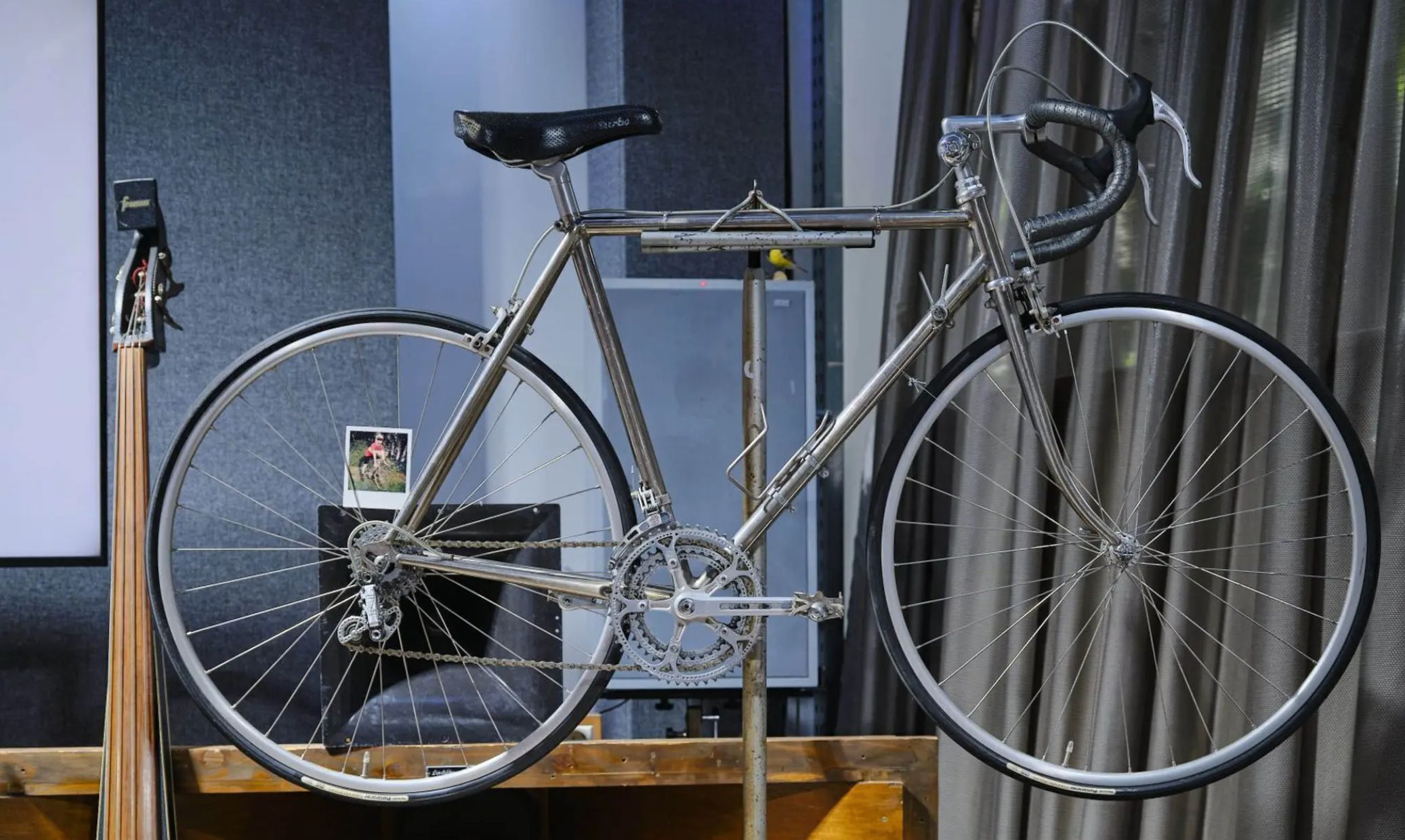 La bicicleta montada por Kraftwerk en el vídeo musical del 'Tour de Francia' sale a subasta y supera su estimación inicial