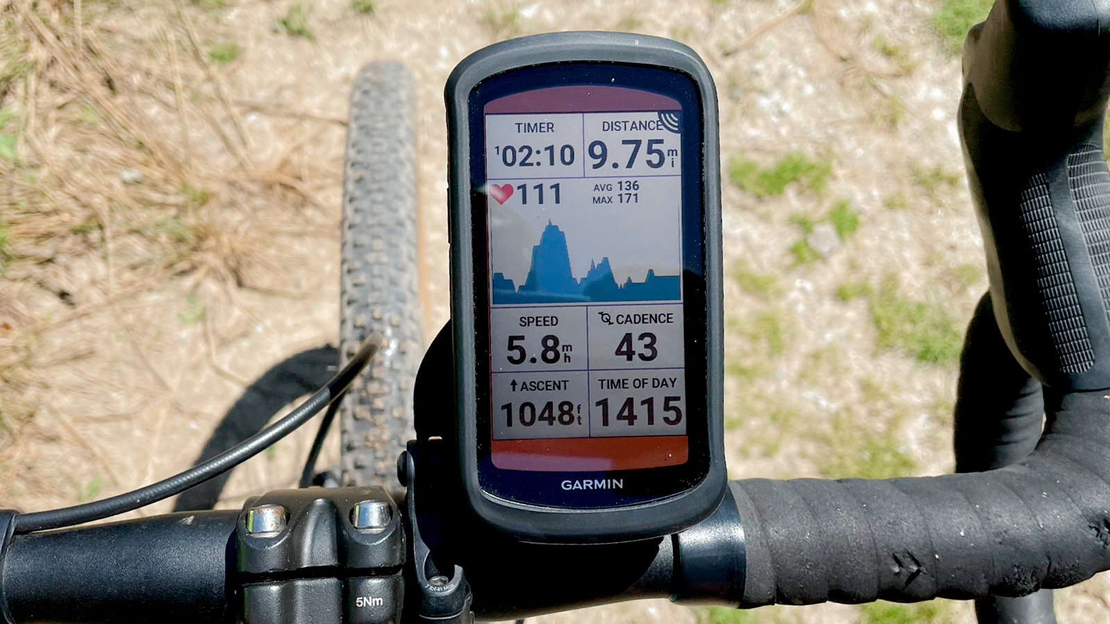 Un Garmin Edge 1040 montado en el manillar de una bicicleta de gravel