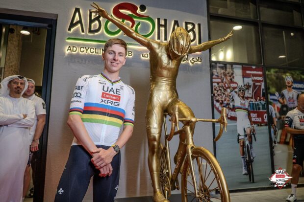 Estatua dorada de Tadej Pogačar presentada en Abu Dhabi como parte de las celebraciones de fin de temporada del UAE Team Emirates-XRG