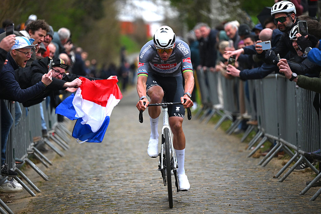 HARELBEKE, BÉLGICA - 28 DE MARZO: El ganador de la carrera Mathieu Van Der Poel de Holanda y el equipo Alpecin - Deceuninck compiten pasando por el sector de adoquines de Oude Kwaremont mientras los fanáticos animan durante el 68.o E3 Saxo Bank Classic - Harelbeke 2025, una carrera de un día de 208,8 km de Harelbeke a Harelbeke / #UCIWT / el 28 de marzo de 2025 en Harelbeke, Bélgica. (Foto de Tim de Waele/Getty Images)