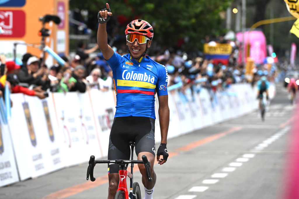 Egan Bernal celebra triunfo de etapa de su compañero Colombia