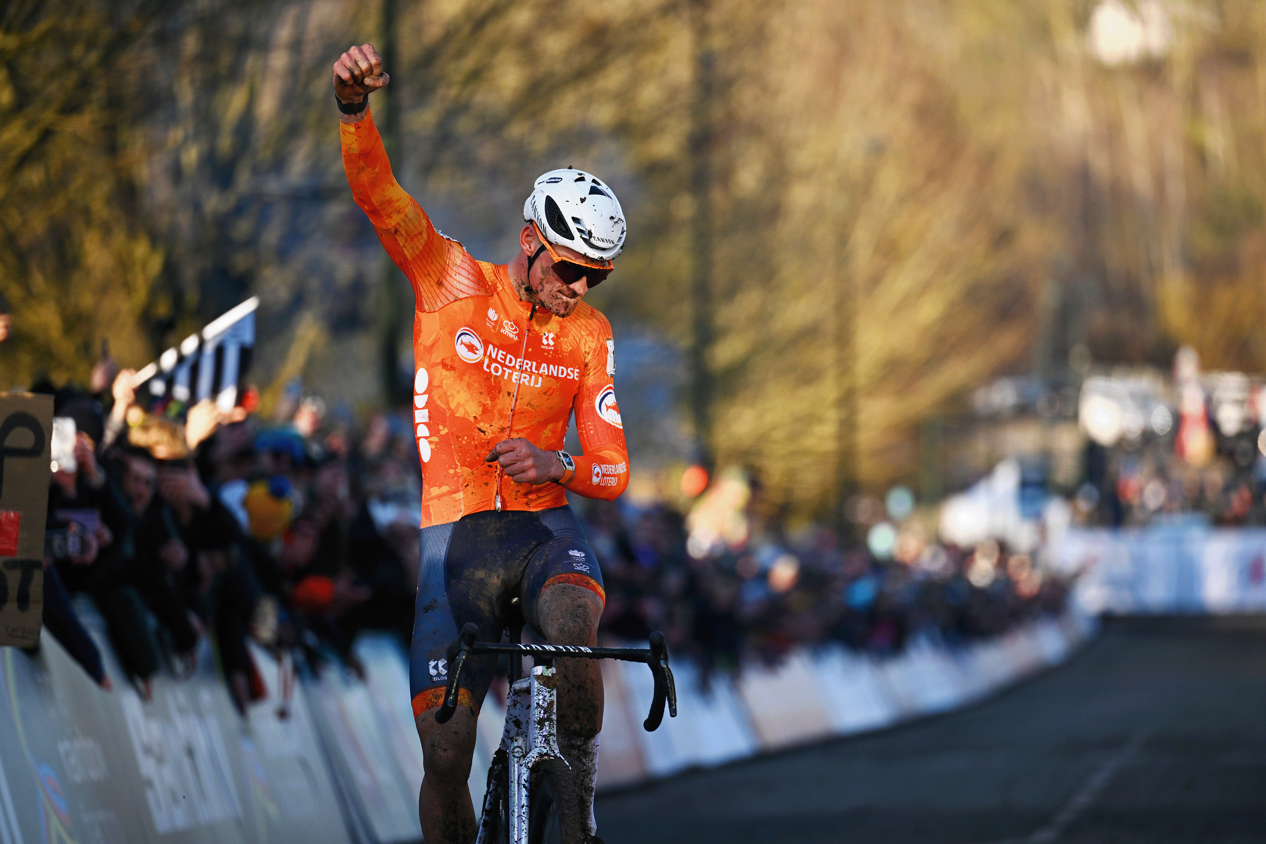 LIEVIN, FRANCIA - 2 DE FEBRERO: El medallista de oro Mathieu Van Der Poel de Holanda celebra su victoria durante el 76º Campeonato Mundial de Ciclo-Cross UCI 2025 - Élite masculina el 2 de febrero de 2025 en Lievin, Francia. (Foto de Luc Claessen/Getty Images)