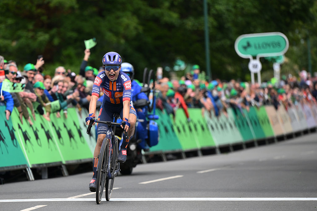 SALTBURN-BY-THE-SEA, INGLATERRA - 6 DE JUNIO: Mara Roldán de Canadá y Team Picnic PostNL celebran en la línea de meta como ganadora de etapa durante el décimo Tour de Gran Bretaña Mujeres 2025, Etapa 2, una etapa de 114,3 km desde Hartlepool hasta Saltburn-by-the-Sea / #UCIWWT / el 6 de junio de 2025 en Saltburn-by-the-Sea, Inglaterra. (Foto de Alex Broadway/Getty Images)