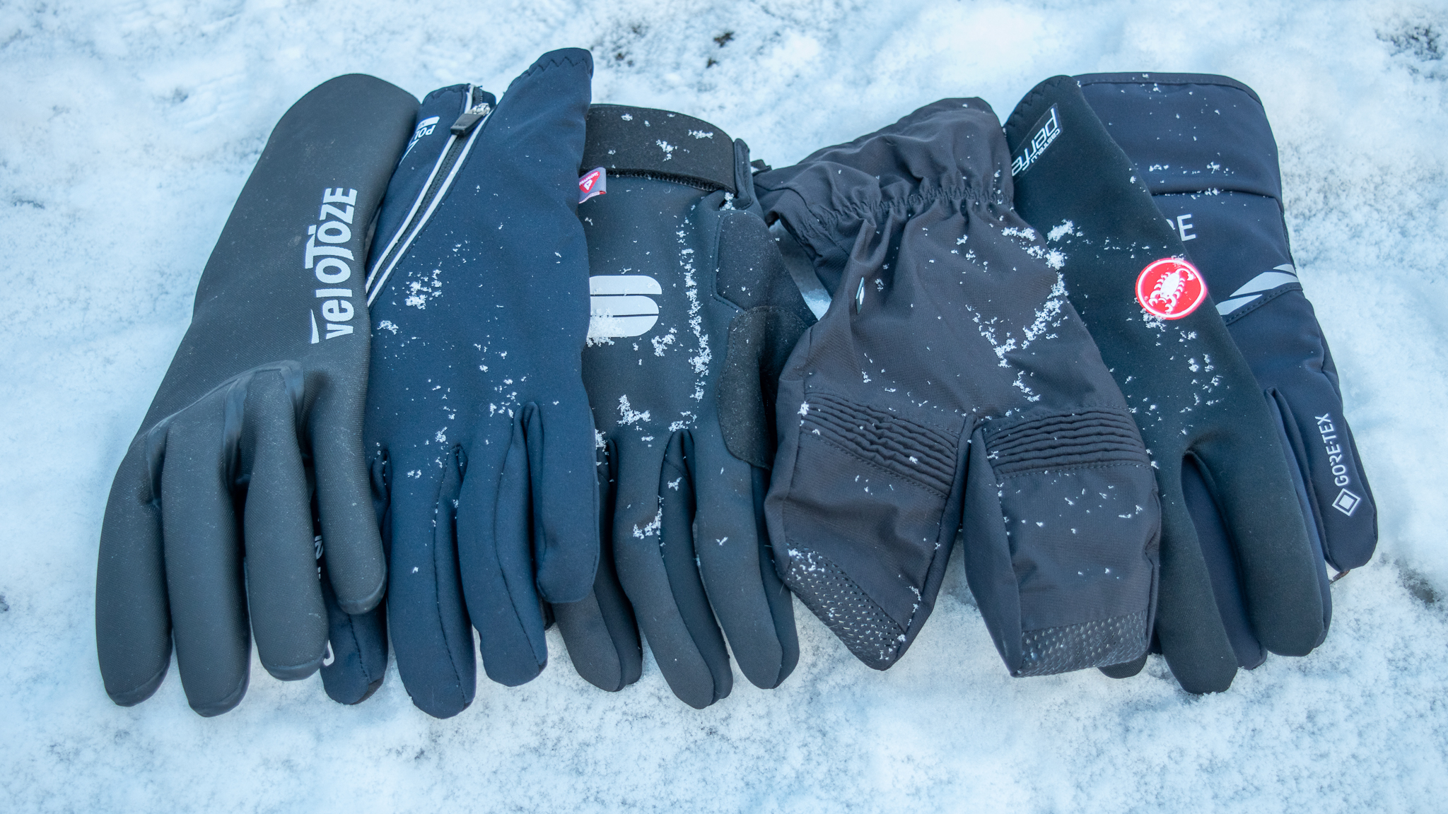 Una selección de los mejores guantes de ciclismo de invierno en la nieve. 