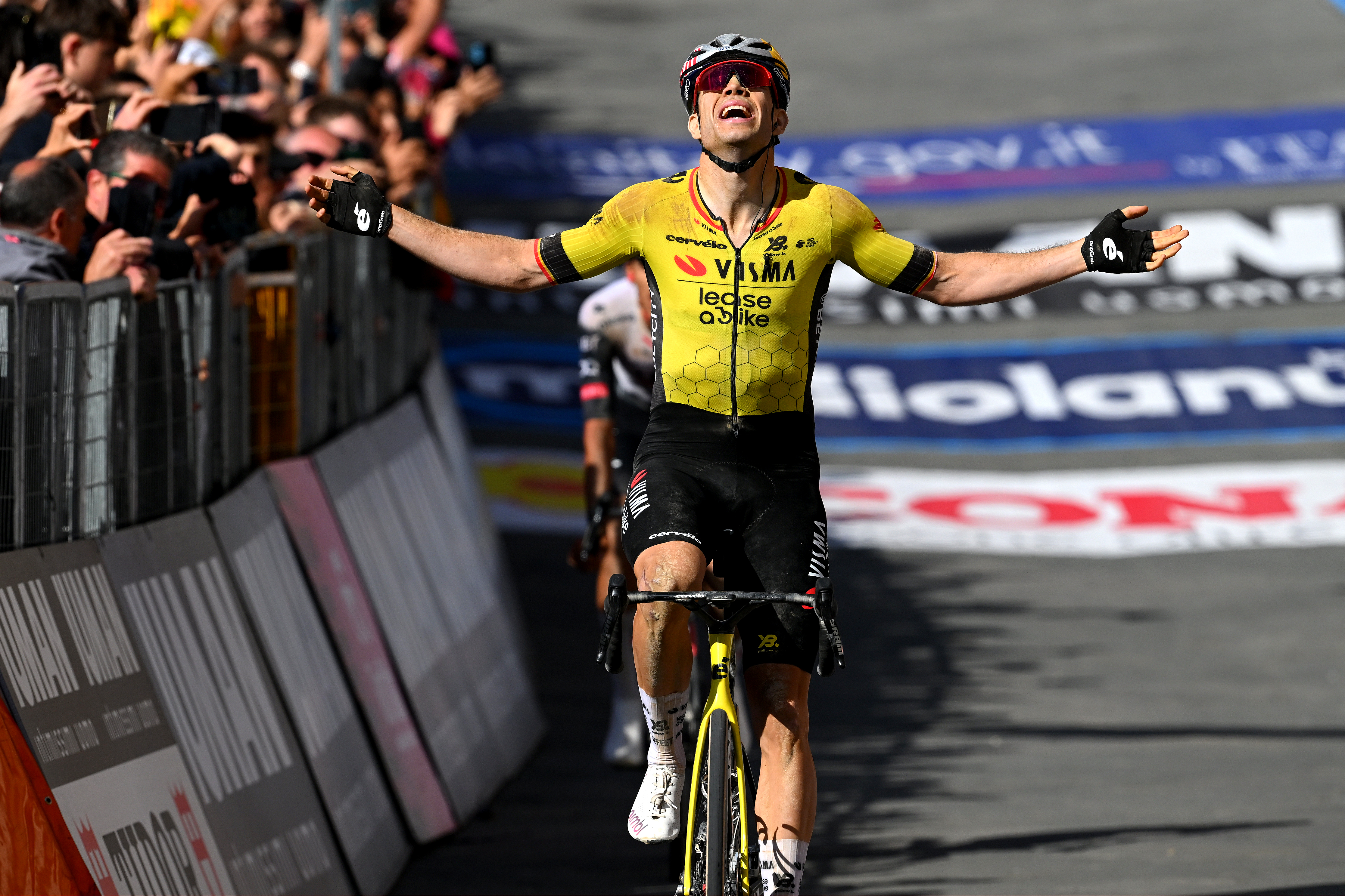 SIENA, ITALIA - 18 DE MAYO: Wout Van Aert de Bélgica y el equipo Visma | Lease a Bike celebra en la línea de meta como ganador de etapa durante el 108.º Giro d'Italia 2025, etapa 9, una etapa de 181 km desde Gubbio a Siena / #UCIWT / el 18 de mayo de 2025 en Siena, Italia. (Foto de Tim de Waele/Getty Images)