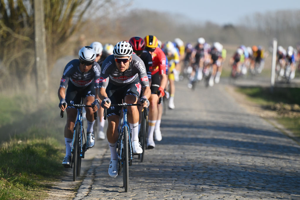 NOKERE, BÉLGICA - 19 DE MARZO: Edward Planckaert de Bélgica y el equipo Alpecin - Deceuninck lidera el grupo de persecución durante la 79ª Danilith Nokere Koerse 2025, Men's Elite, una carrera de un día de 188,1 km desde Deinze a Nokere el 19 de marzo de 2025 en Nokere, Bélgica. (Foto de Luc Claessen/Getty Images)