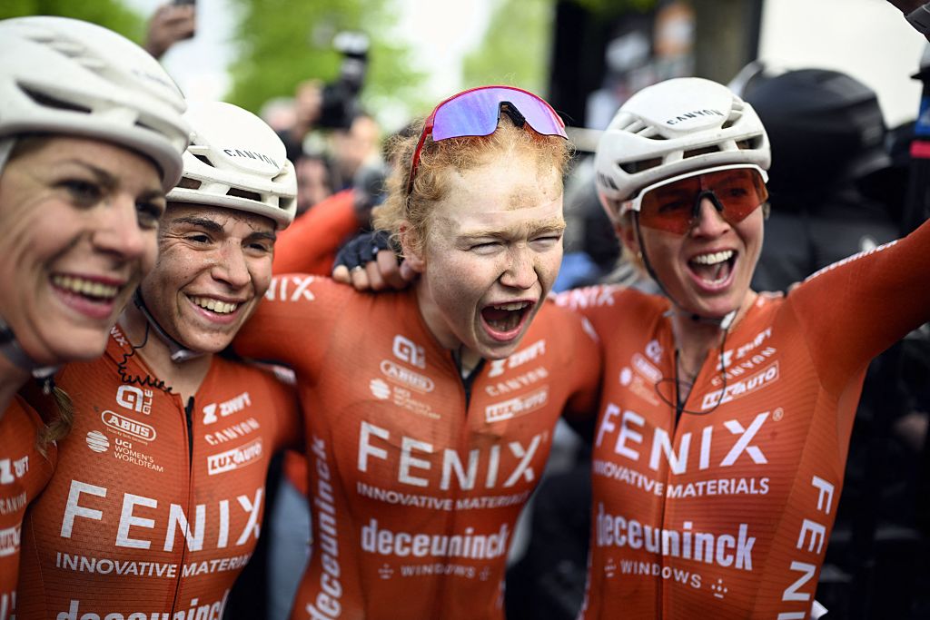 El holandés Puck Pieterse de Fenix-Deceuninck celebra con sus compañeros de equipo tras ganar la carrera femenina de 'La Fleche Wallonne', carrera ciclista de un día (Waalse Pijl - Walloon Arrow), 140,7 km de Ciney a Huy, miércoles 23 de abril de 2025. BELGA FOTO JASPER JACOBS (Foto de JASPER JACOBS / BELGA MAG / Belga vía AFP) (Foto de JASPER JACOBS/BELGA MAG/AFP vía Getty Images)