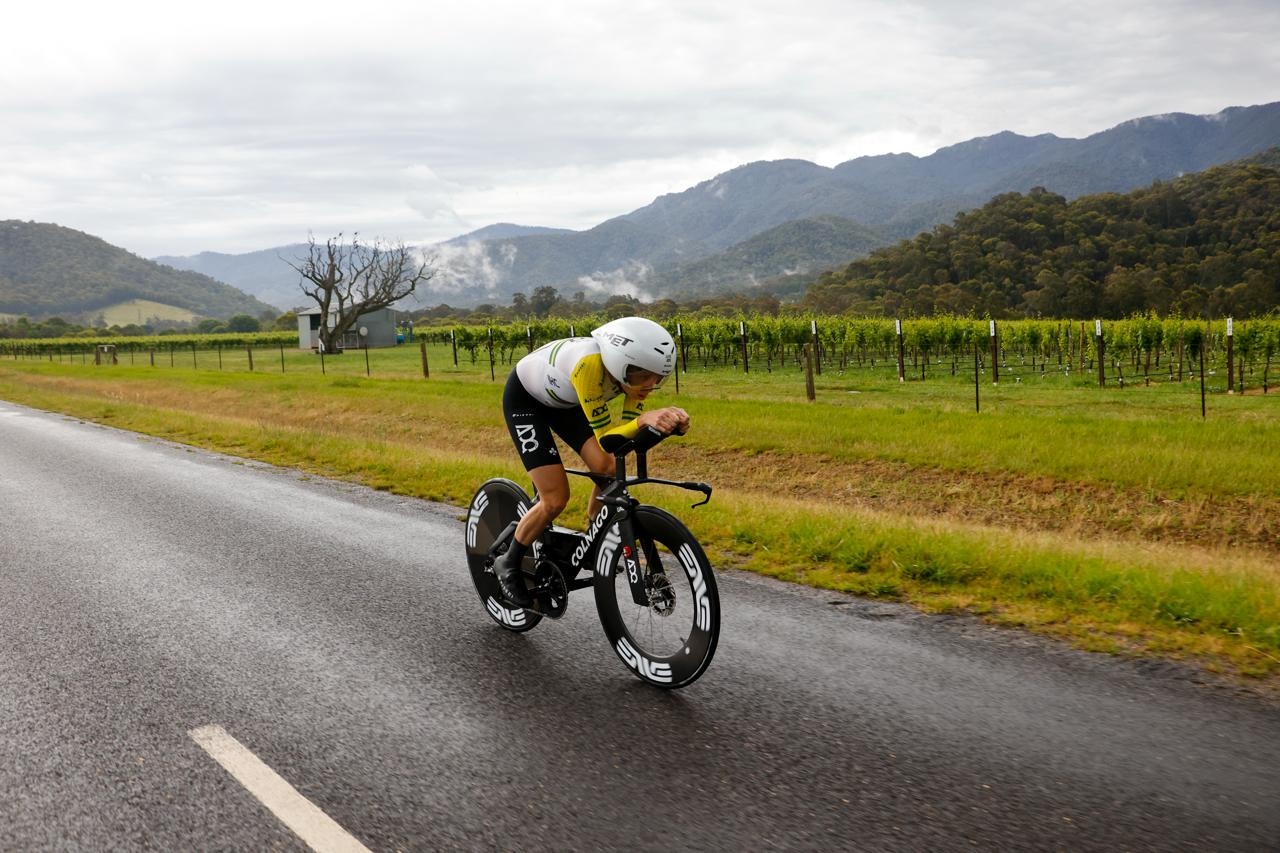 Brodie Chapman (UAE Team ADQ) en camino a la victoria en la contrarreloj de la etapa 2