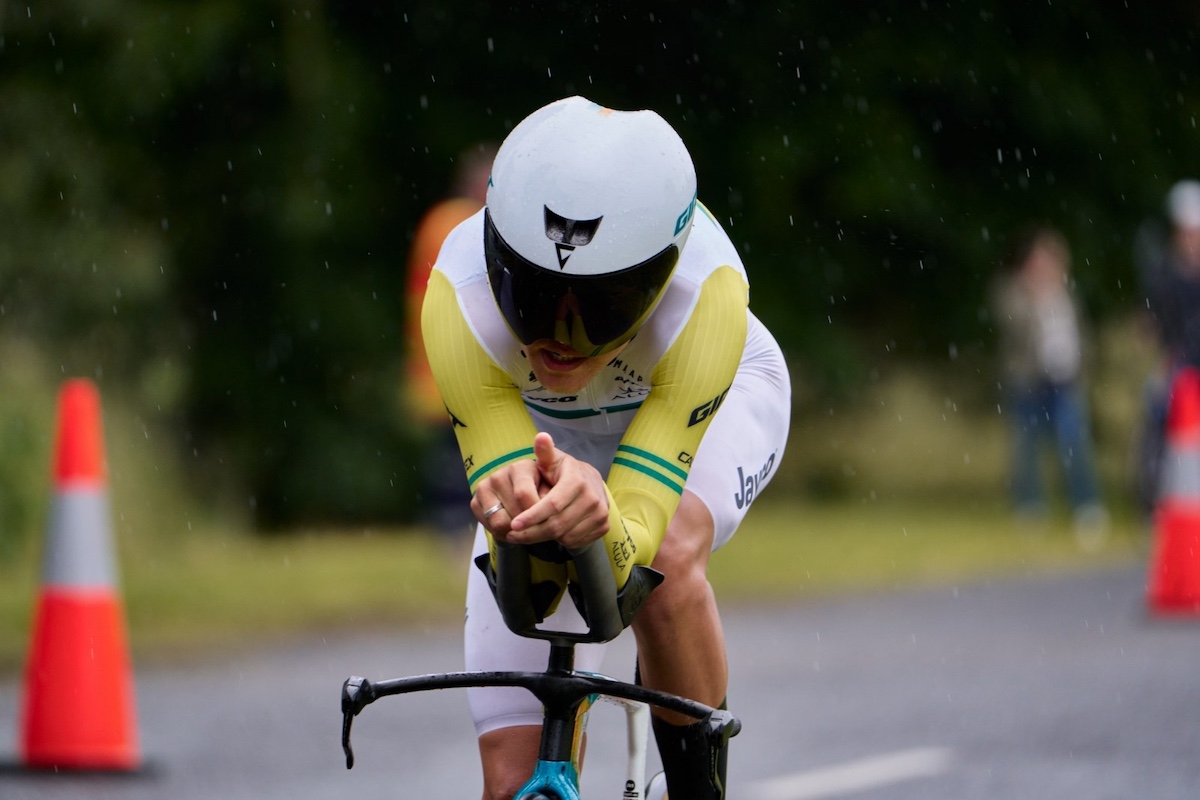 Luke Plapp (Jayco-AlUla) atravesando la lluvia para hacerse con la contrarreloj en el Tour of Bright 2025
