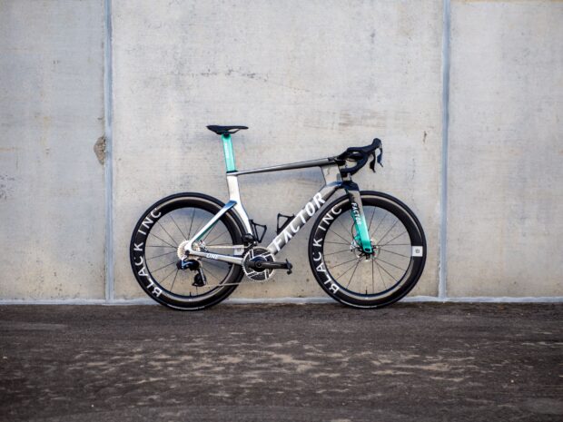 Factor lanza ONE: una loca bicicleta aerodinámica con 'geometría moderna', una horquilla apenas legal, sin potencia y un tubo de dirección que podría dar frutos