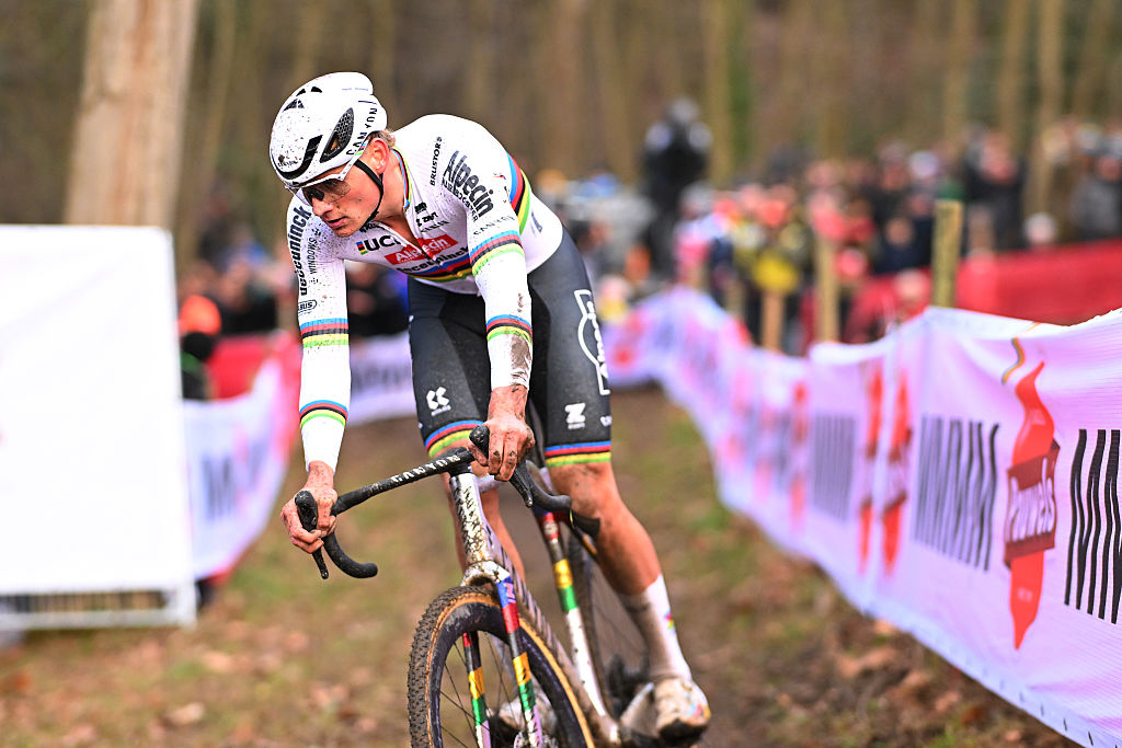NAMUR, BÉLGICA - 14 DE DICIEMBRE: Mathieu Van Der Poel de Holanda y el equipo Alpecin-Deceuninck compiten durante la 16ª Copa del Mundo de ciclocross UCI Namur 2025 - Élite masculina el 14 de diciembre de 2025 en Namur, Bélgica. (Foto de Billy Ceusters/Getty Images)