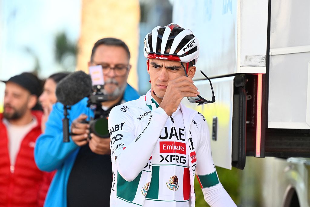 UAE Team Emirate: el ciclista mexicano del equipo XRG, Isaac del Toro, se prepara antes de una sesión de entrenamiento en Benidorm, este de España, el 13 de diciembre de 2025. (Foto de Jose JORDAN / AFP a través de Getty Images)