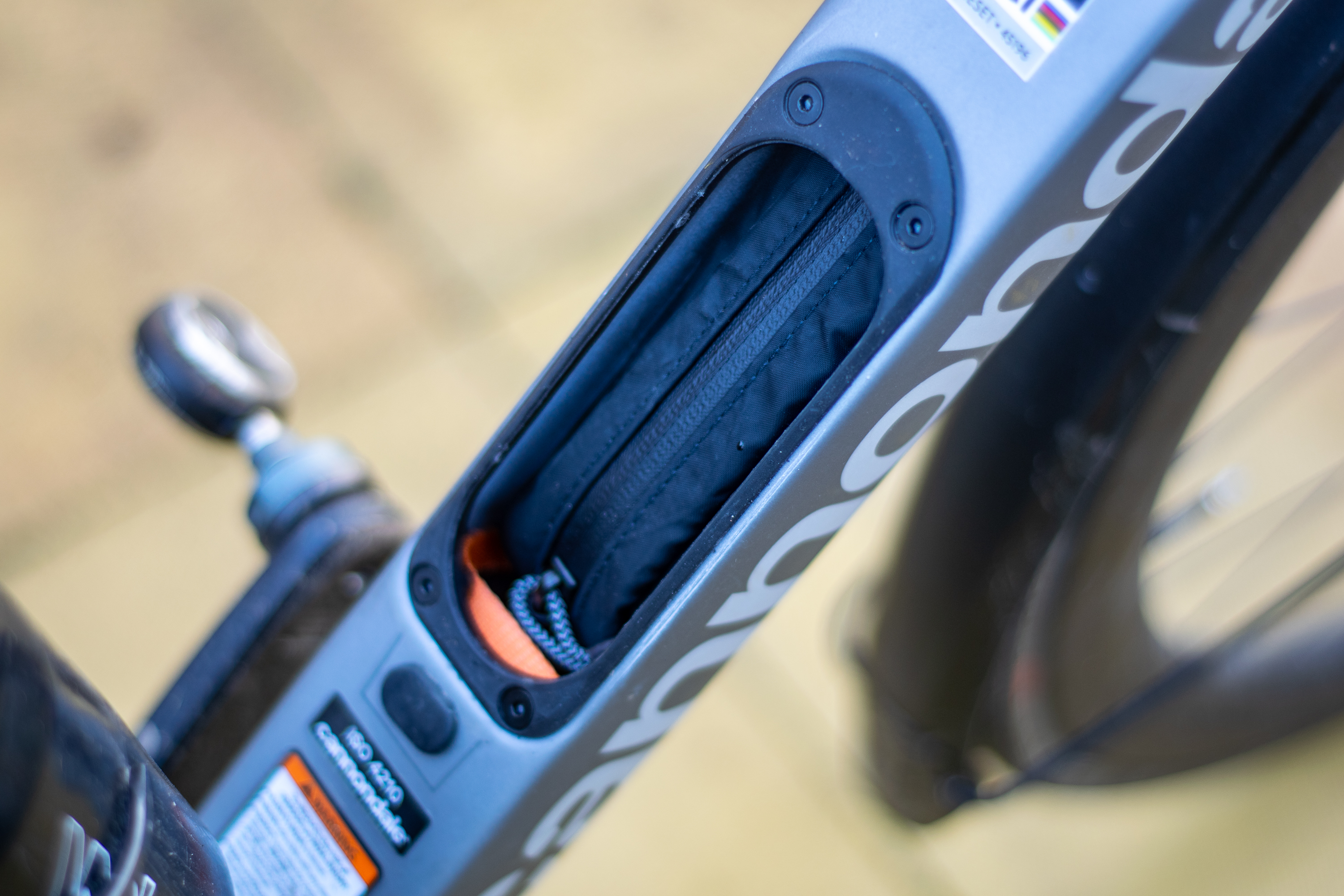 Un compartimento de almacenamiento en el tubo inferior