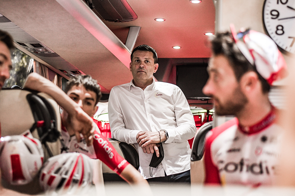Cedric Vasseur en el autobús del equipo Cofidis en 2021