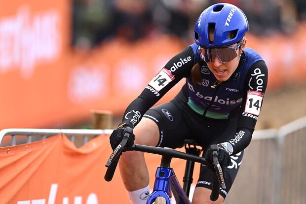KOKSIJDE, BELGIUM - DECEMBER 21: Shirin Van Anrooij of Netherlands and Team Baloise Glowi Lions competes during the 19th UCI Cyclo-Cross World Cup Koksijde 2025 - Women's Elite on December 21, 2025 in Koksijde, Belgium. (Photo by Luc Claessen/Getty Images)
