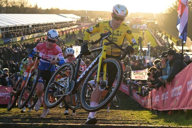 "Simplemente no estaba en mi mejor momento": las esperanzas de Wout van Aert de una victoria en ciclocross en Dendermonde se desvanecieron por las rápidas condiciones