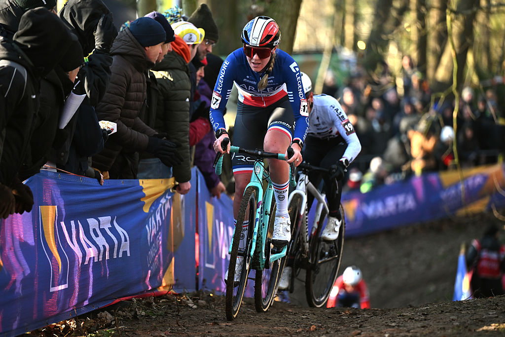 GAVERE, BÉLGICA - 26 DE DICIEMBRE: Amandine Fouquenet de Francia y el equipo Arkea - B and B Hotels Woman compite durante la 4ta Copa del Mundo de ciclocross UCI Gavere 2025 - Elite femenina el 26 de diciembre de 2025 en Gavere, Bélgica. (Foto de Luc Claessen/Getty Images)