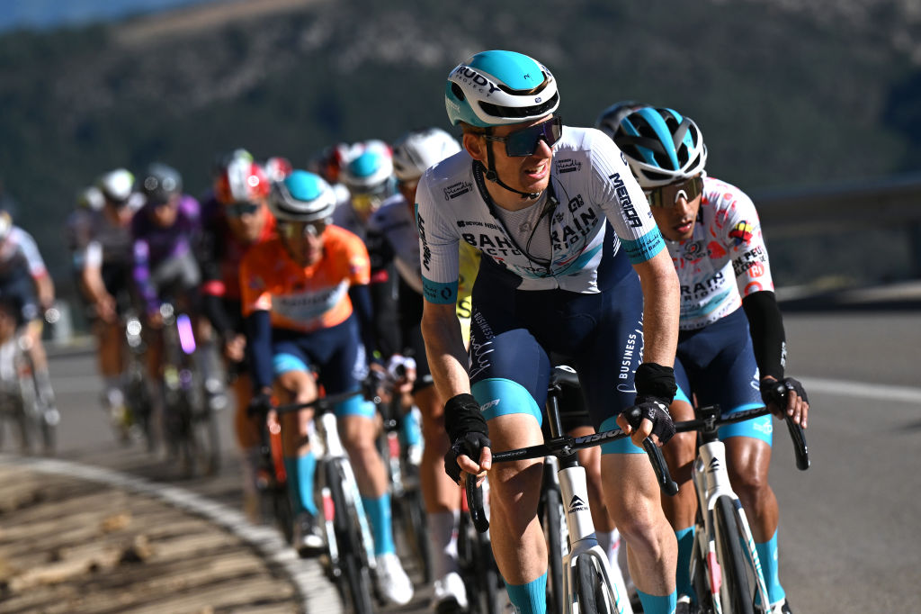 PORTELL DE MORELLA, ESPAÑA - 8 DE FEBRERO: Jack Haig de Australia y Team Bahrain - Victorious lidera el pelotón durante la 76.ª Volta a la Comunitat Valenciana 2025, Etapa 4, una etapa de 181 km desde Oropesa del Mar a Portell de Morella 1078 m el 8 de febrero de 2025 en Portell de Morella, España. (Foto de Szymon Gruchalski/Getty Images)