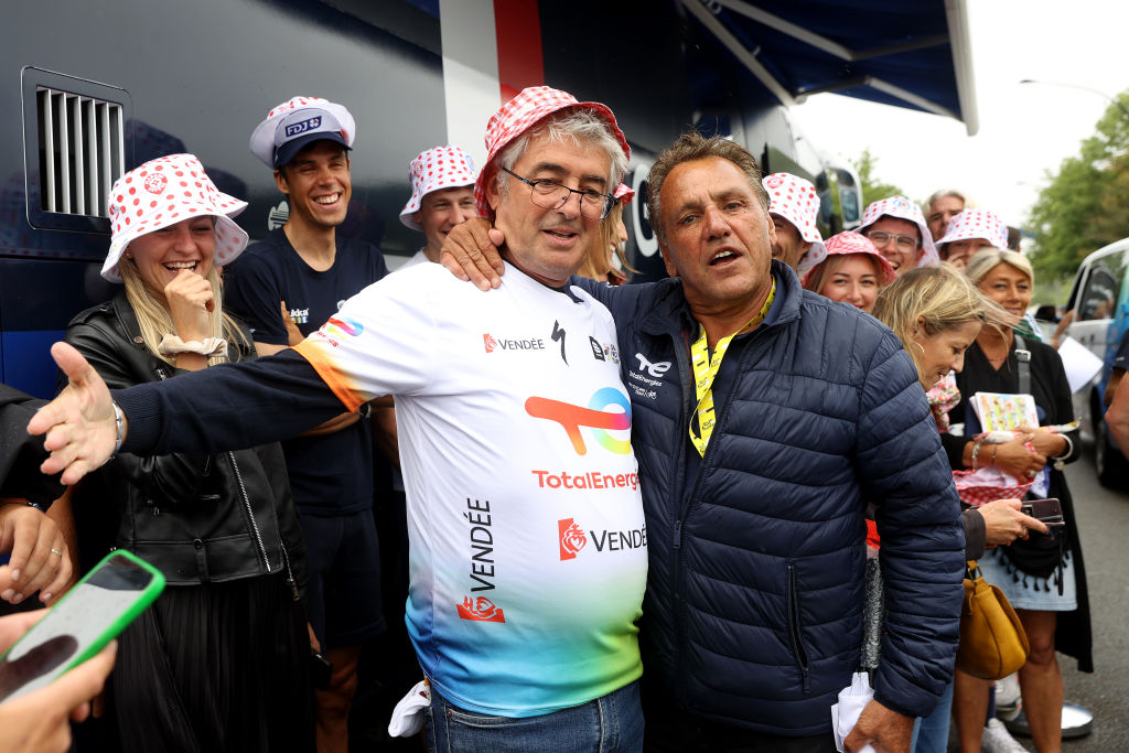 SAINT-QUENTIN-EN-YVELINES, FRANCIA - 23 DE JULIO: (LR) Marc Madiot, director general del equipo francés Team Groupama-FDJ, y Jean-René Bernaudeau, director general del equipo francés Team TotalEnergies, antes de la etapa veintiuno del 110.º Tour de Francia 2023 / #UCIWT / el 23 de julio de 2023 en Saint-Quentin-en-Yvelines, Francia. (Foto de Michael Steele/Getty Images)