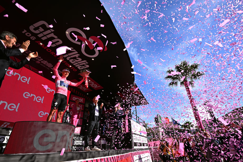 ORTONA, ITALIA - 6 DE MAYO: Remco Evenepoel de Bélgica y el equipo Soudal - Quick Step celebra en el podio como ganador de la camiseta Pink Leader durante el 106.º Giro de Italia 2023, etapa 1, una contrarreloj individual de 19,6 km desde Fossacesia Marina hasta Ortona / #UCIWT / el 6 de mayo de 2023 en Ortona, Italia. (Foto de Stuart Franklin/Getty Images)