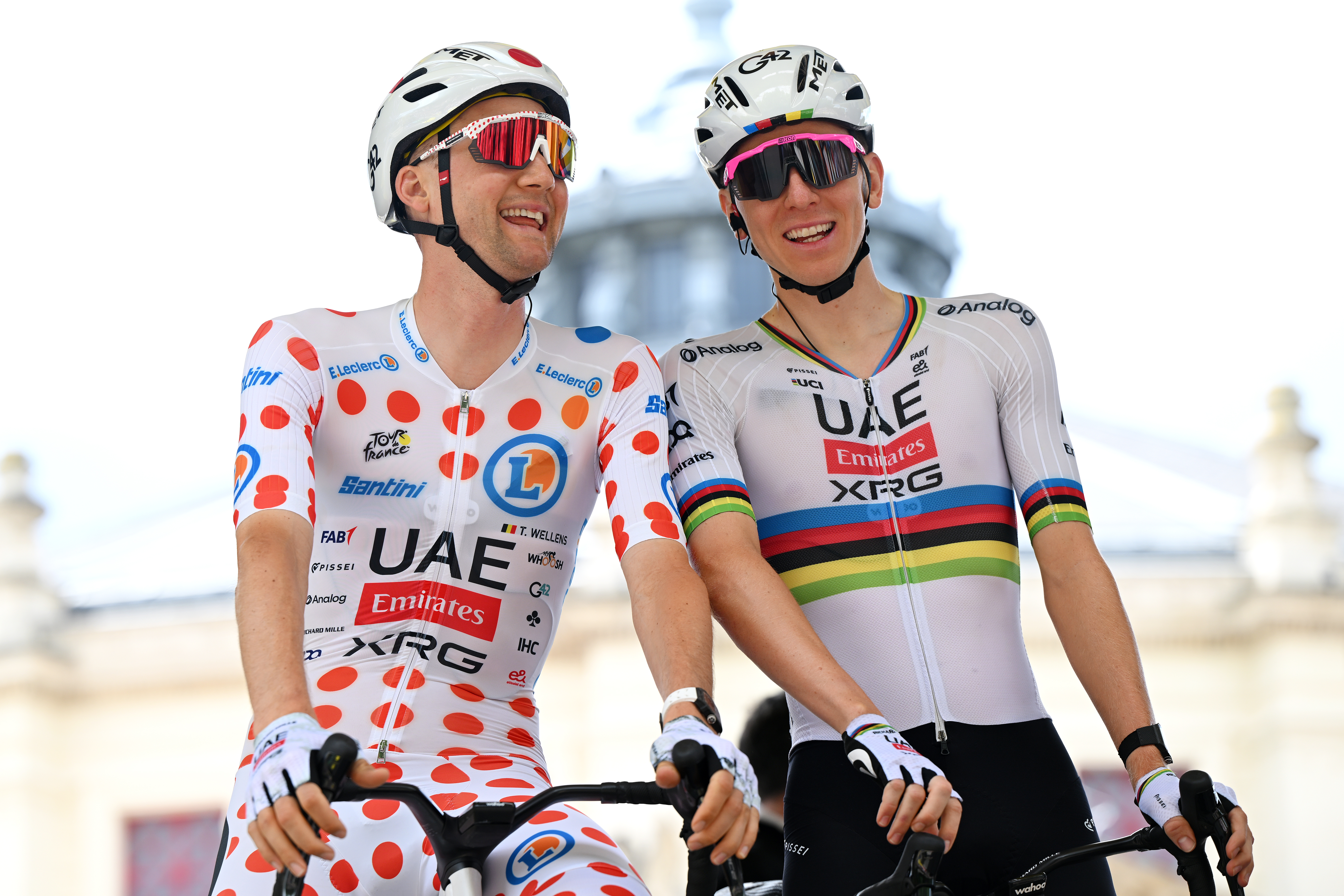 AMIENS, FRANCIA - 8 DE JULIO: (LR) Tim Wellens de Bélgica - Polka Dot Mountain Jersey y Tadej Pogacar de Eslovenia y UAE Team Emirates - XRG antes del 112º Tour de Francia, etapa 4, una etapa de 174,2 km desde Amiens Metropole hasta Rouen / #UCIWT / el 8 de julio de 2025 en Amiens, Francia. (Foto de Dario Belingheri/Getty Images)