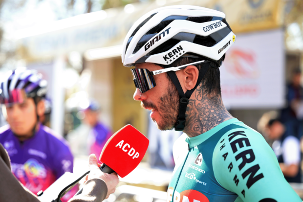 'Sonrío, pero por dentro me avergüenzo de haber fracasado': el ciclista español habla abiertamente después de que un vídeo viral de una imprudente maniobra de entrenamiento le hiciera perder su lugar en el ciclismo