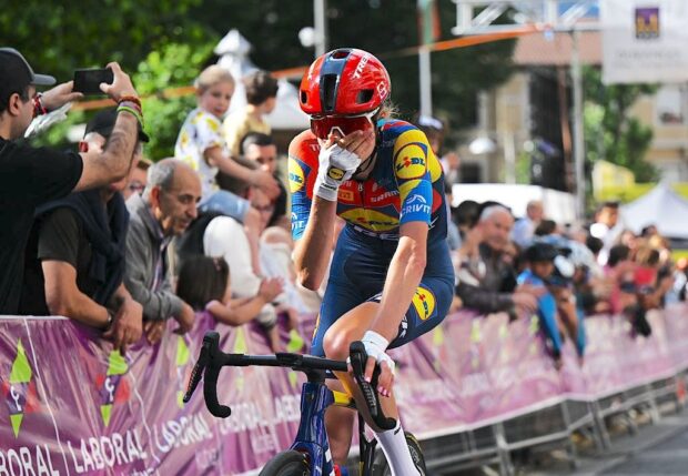 DURANGO, SPAIN - MAY 20: Isabella Holmgren of Canada and Team Lidl-Trek celebrates at finish line as race winner during the 24th Durango - Durango Emakumeen Saria 2025 a 113km one day race from Durango to Durango / #UCIWWT / on May 20, 2025 in Durango, Spain. (Photo by Szymon Gruchalski/Getty Images)