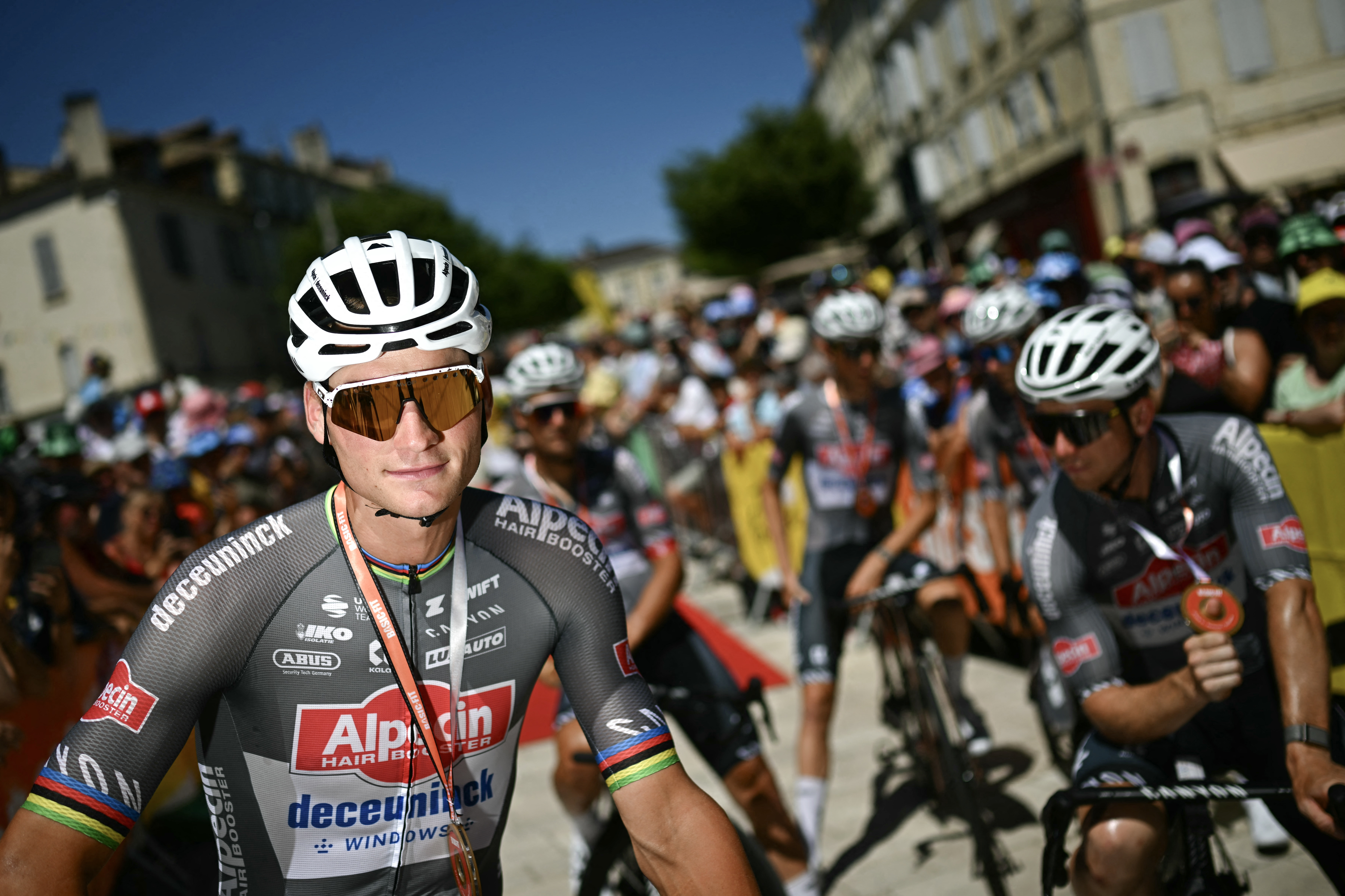 Alpecin: el ciclista holandés del equipo Deceuninck, Mathieu van der Poel, espera el inicio de la 12.ª etapa de la 112.ª edición de la carrera ciclista Tour de Francia, 180,6 km entre Auch y Hautacam, en los Pirineos del suroeste de Francia, el 17 de julio de 2025. (Foto de Loic VENANCE / AFP) (Foto de LOIC VENANCE/AFP vía Getty Imágenes)