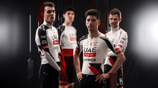 El UAE Team Emirates-XRG revela un nuevo diseño de camiseta para la temporada 2026