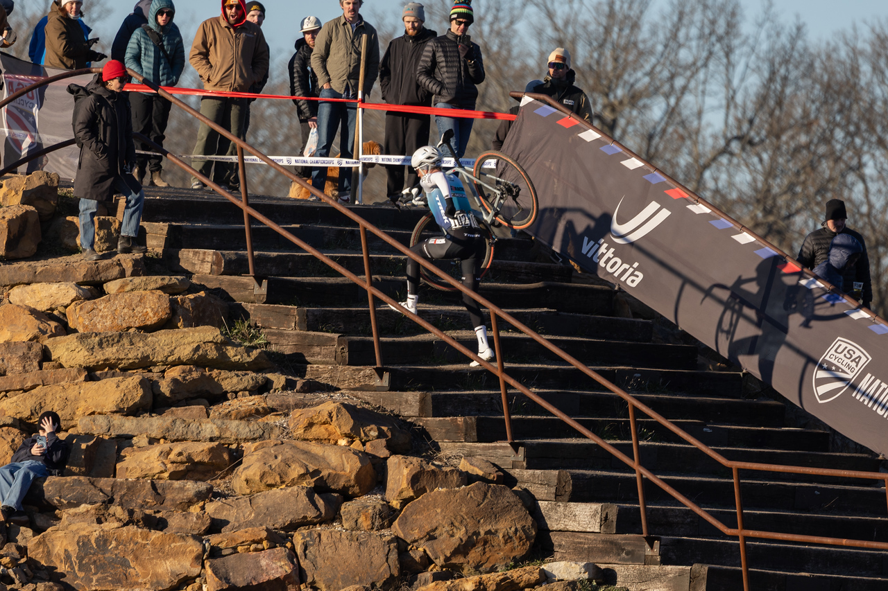 Eric Brunner en las escaleras de los CX Nationals de EE. UU. en Fayetteville, Arkansas