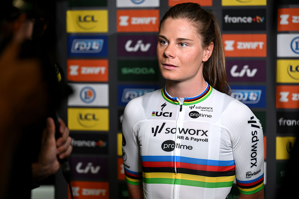 VANNES, FRANCIA - 25 DE JULIO: Lotte Kopecky de Bélgica y el equipo SD Worx - Protime durante la conferencia de prensa de Top Riders antes del 4to Tour de France Femmes 2025 / #UCIWWT / el 25 de julio de 2025 en Vannes, Francia. (Foto de Szymon Gruchalski/Getty Images)