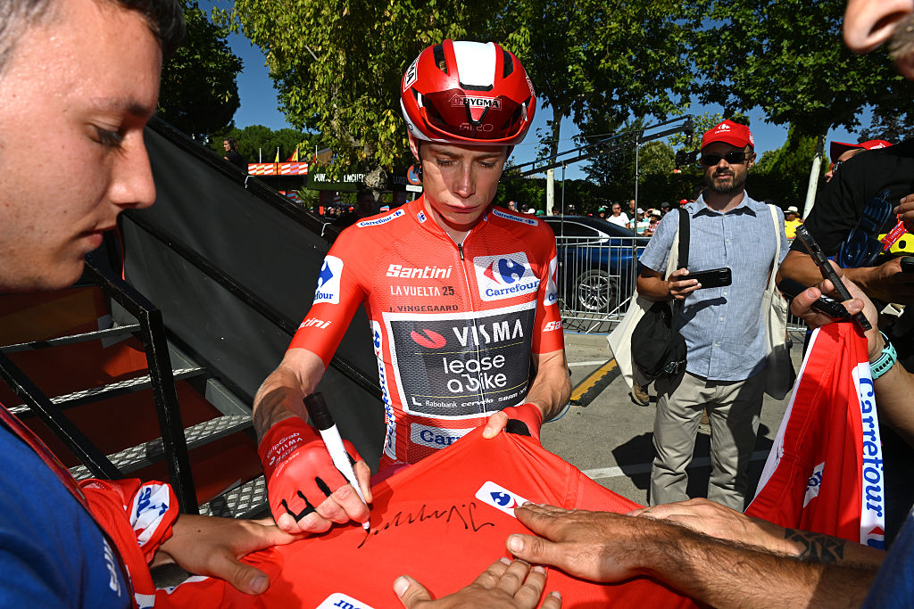 ALAPARDO, ESPAÑA - 14 DE SEPTIEMBRE: Jonas Vingegaard de Dinamarca y Team Visma | Arrendamiento de una bicicleta - Camiseta roja de líder antes de La Vuelta - 80° Vuelta a España 2025, Etapa 21 una etapa de 108 km desde Alalpardo a Madrid / #UCIWT / el 14 de septiembre de 2025 en Alalpardo, España. (Foto de Dario Belingheri/Getty Images)