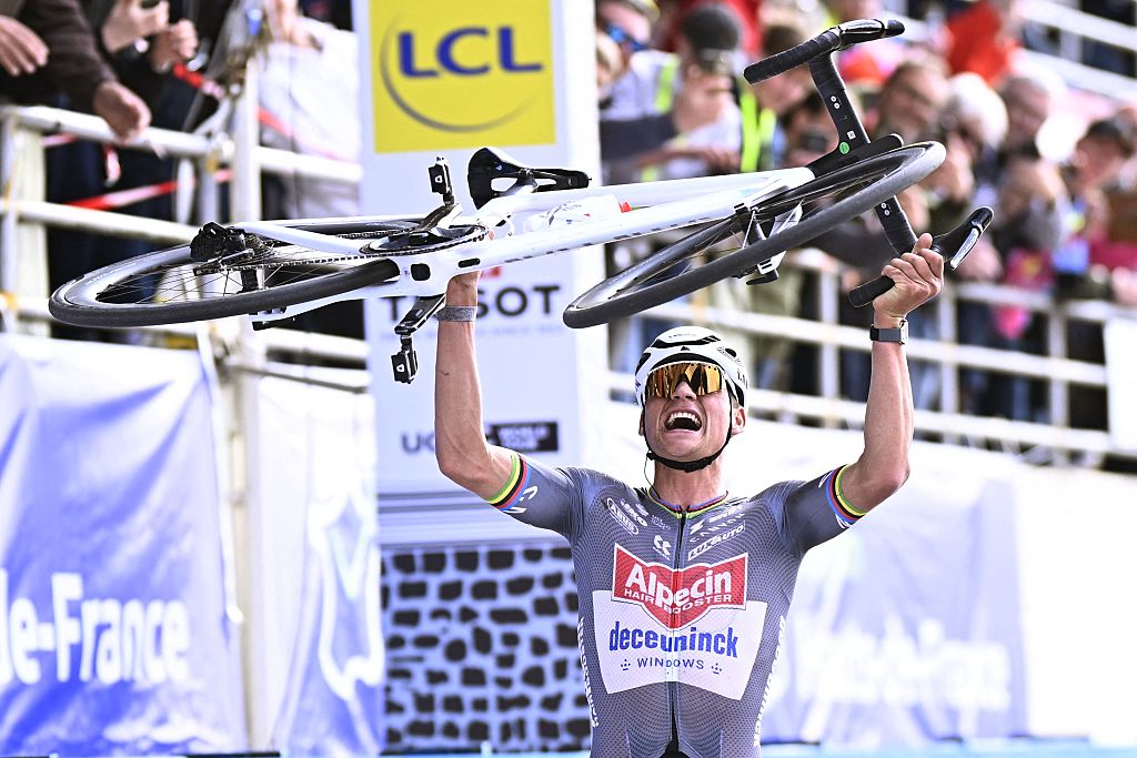 El holandés Mathieu van der Poel de Alpecin-Deceuninck gana la carrera de élite masculina de la carrera 'Paris-Roubaix' Carrera ciclista de un día, 259,2 km de Compiegne a Roubaix, Francia, el domingo 13 de abril de 2025. BELGA FOTO JASPER JACOBS (Foto de JASPER JACOBS / BELGA MAG / Belga vía AFP) (Foto de JASPER JACOBS/BELGA MAG/AFP vía Getty Images)