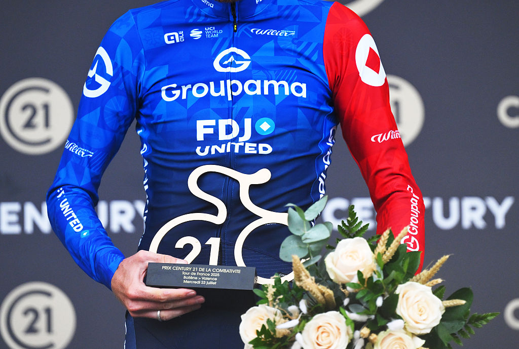 VALENCIA, FRANCIA - 23 DE JULIO: Vista detallada del trofeo de Quentin Pacher de Francia y el equipo Groupama - FDJ en el podio como ganador del premio al ciclista más combativo durante el 112º Tour de Francia 2025, etapa 17, una etapa de 160,4 km desde Bollene a Valence / #UCIWT / el 23 de julio de 2025 en Valence, Francia. (Foto de Tim de Waele/Getty Images)