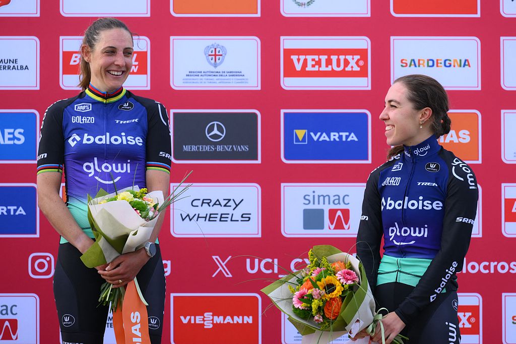 La holandesa Lucinda Brand y la holandesa Shirin van Anrooij fotografiadas en el podio después de la carrera élite femenina de la Copa del Mundo de ciclocross, en Terralba, Cerdeña, Italia, el domingo 7 de diciembre de 2025, etapa 3 (de 12) de la Copa del Mundo de la temporada 2026-2027. FOTO BELGA DAVID PINTENS (Foto de DAVID PINTENS / BELGA MAG / Belga vía AFP)