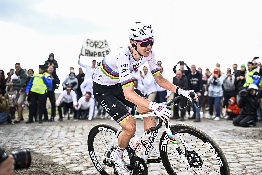El esloveno Tadej Pogacar del equipo UAE Emirates fotografiado en acción durante la carrera de élite masculina de la carrera 'Paris-Roubaix' Carrera ciclista de un día, 259,2 km de Compiegne a Roubaix, Francia, el domingo 13 de abril de 2025. BELGA FOTO JASPER JACOBS (Foto de JASPER JACOBS / BELGA MAG / Belga vía AFP)