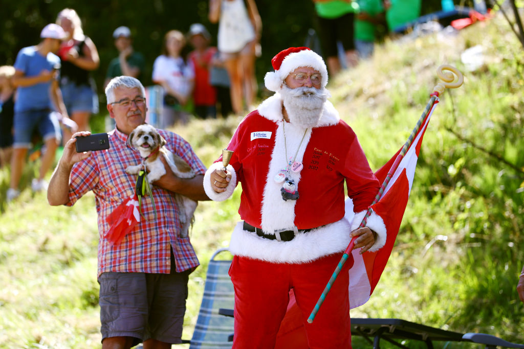 ALPE D'HUEZ, FRANCIA - 14 DE JULIO: Un fan danés disfrazado de Papá Noel espera a que pase el pelotón durante el 109.o Tour de Francia 2022, etapa 12, una etapa de 165,1 km desde Briançon hasta L'Alpe d'Huez 1471m / #TDF2022 / #WorldTour / el 14 de julio. 2022 en Alpe d'Huez, Francia. (Foto de Michael Steele/Getty Images)